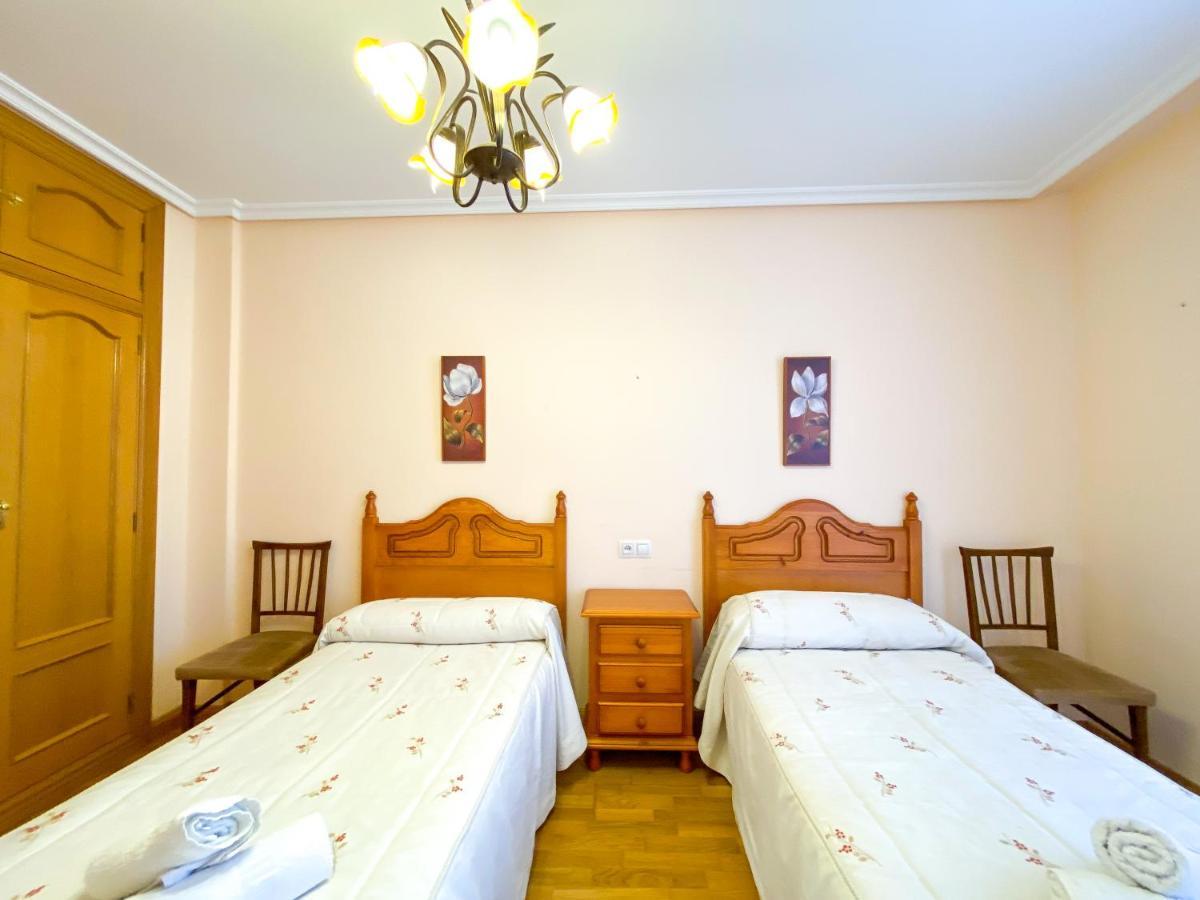 Vivienda Turistica Leones Apartment *
